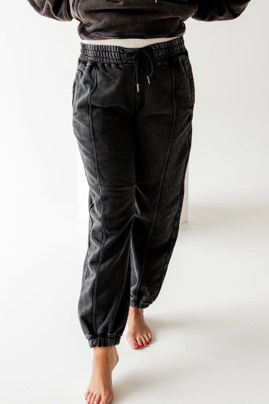 Sprint To The Finish Pants | Black Chic Capri Pants