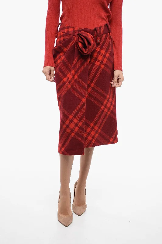 Burberry Check Wrapped Skirt with Floral Detail 42 Italian size silk skirt lustrous